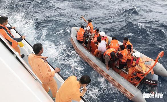 Phát hiện 2 thi thể gần tàu cá Nghệ An bị đâm chìm