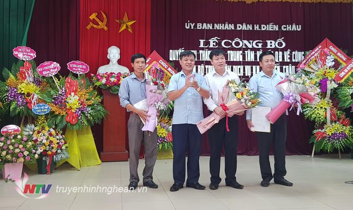 Lãnh đạo huyện trao quyết định và tặng hoa cho Giám đốc và các Phó giám đốc Trung tâm Dịch vụ nông nghiệp huyện Diễn Châu.