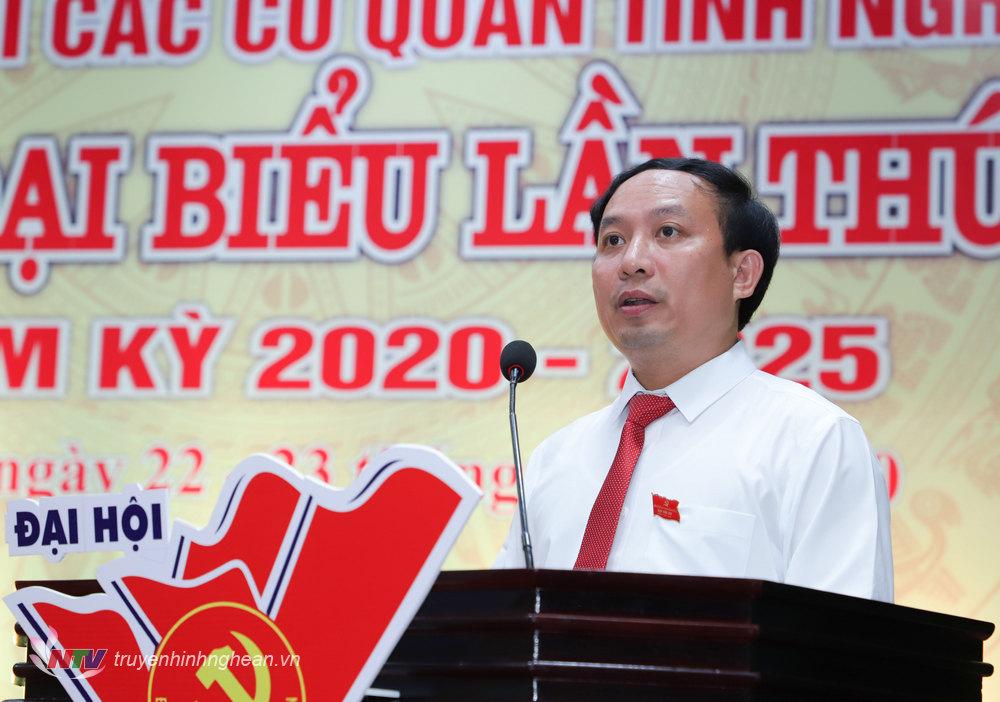 Đ/c Nguyễn Thanh Hà trình bày dự thảo Nghị quyết Đại hội.