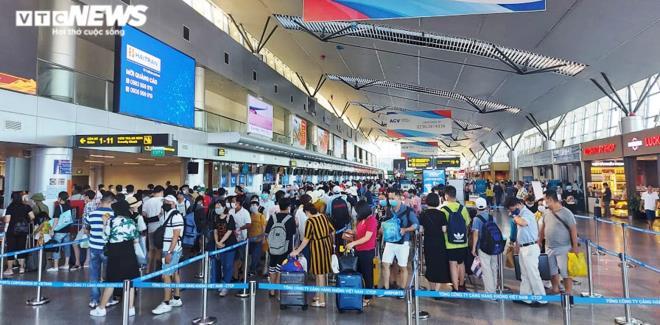 Hành khách làm thủ tục tại Sân bay Đà Nẵng chiều 24/7.
