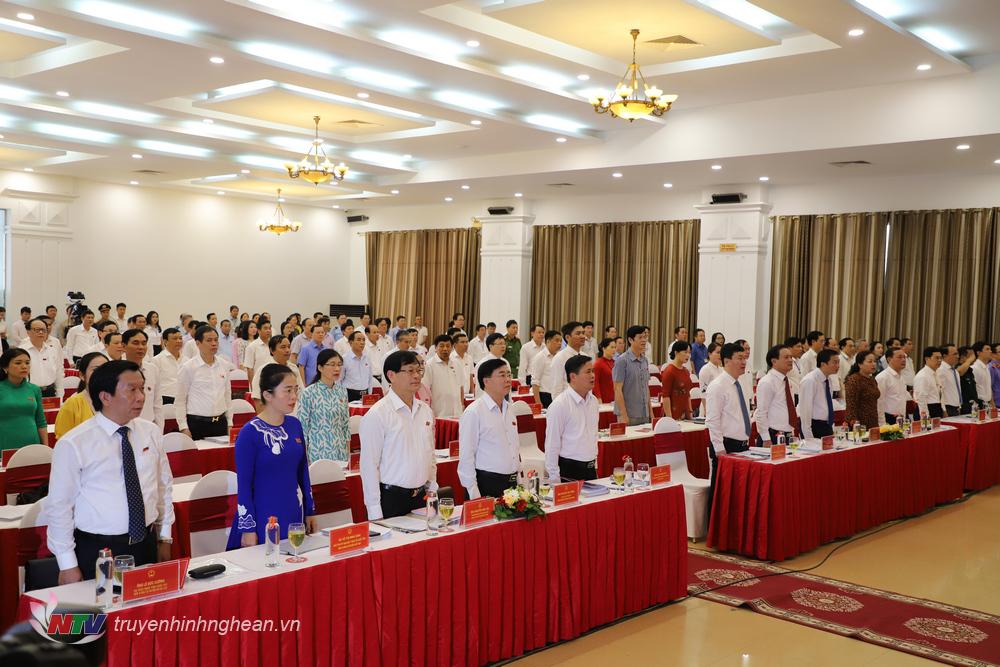 Các đại biểu HĐND tỉnh khóa XVII làm lễ chào cờ và hát Quốc ca. 