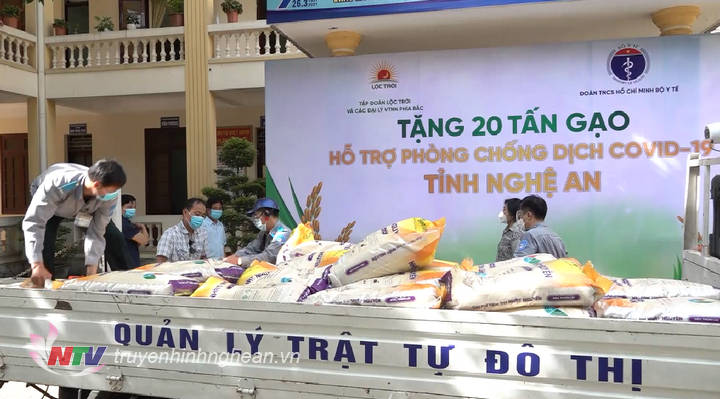 Ủy ban MTTQ TP Vinh tiếp nhận 20 tấn gạo hỗ trợ tỉnh Nghệ An