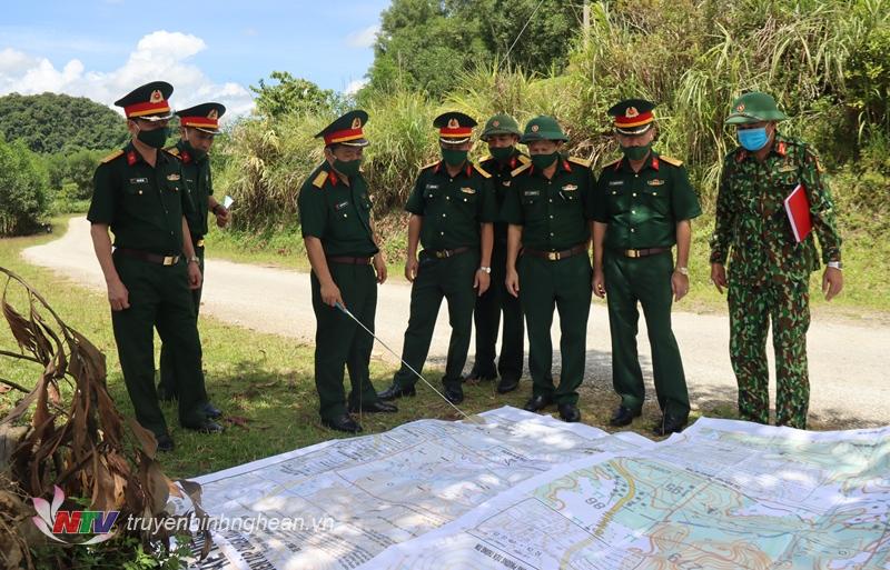 Kiểm tra công tác chuẩn bị và phổ biến ý định diễn tập khu vực phòng thủ tại huyện Quế Phong và Quỳ Châu