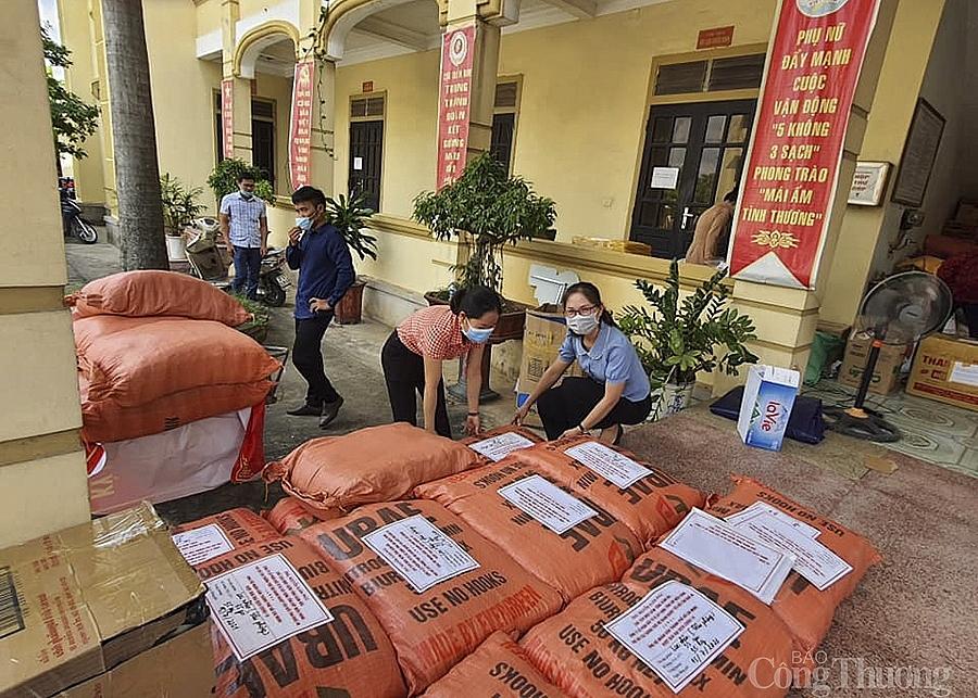 Những tình nguyện viên ở huyện Quỳnh Lưu đóng gói hàng gửi tặng người dân TP. Hồ Chí Minh.