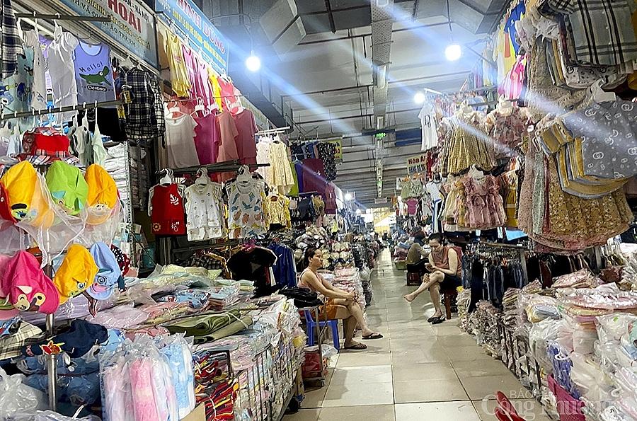 Lãnh đạo Sở Công Thương Nghệ An đi kiểm tra hàng hoá tại các chợ truyền thống trên địa bàn, hàng hoá dồi dào nhưng sức mua giảm sút mạnh.