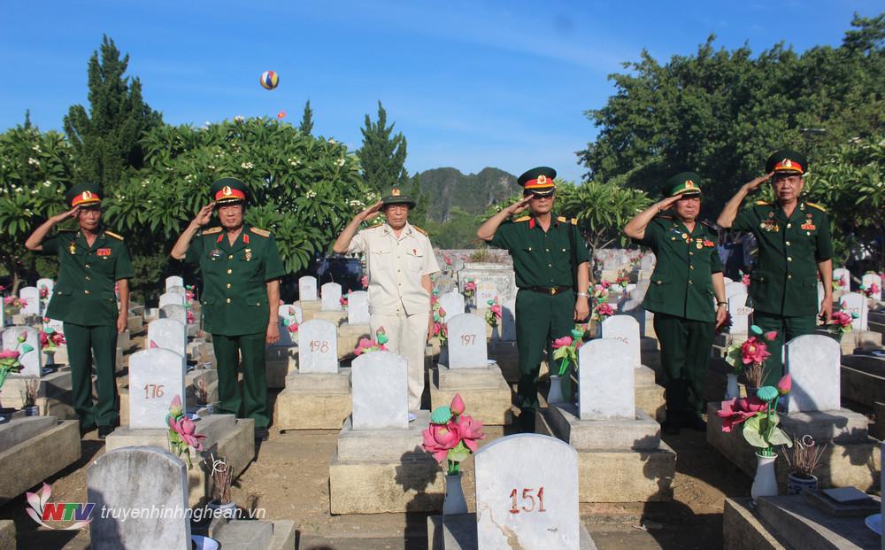 Các cựu chiến binh tưởng niệm đồng đội.