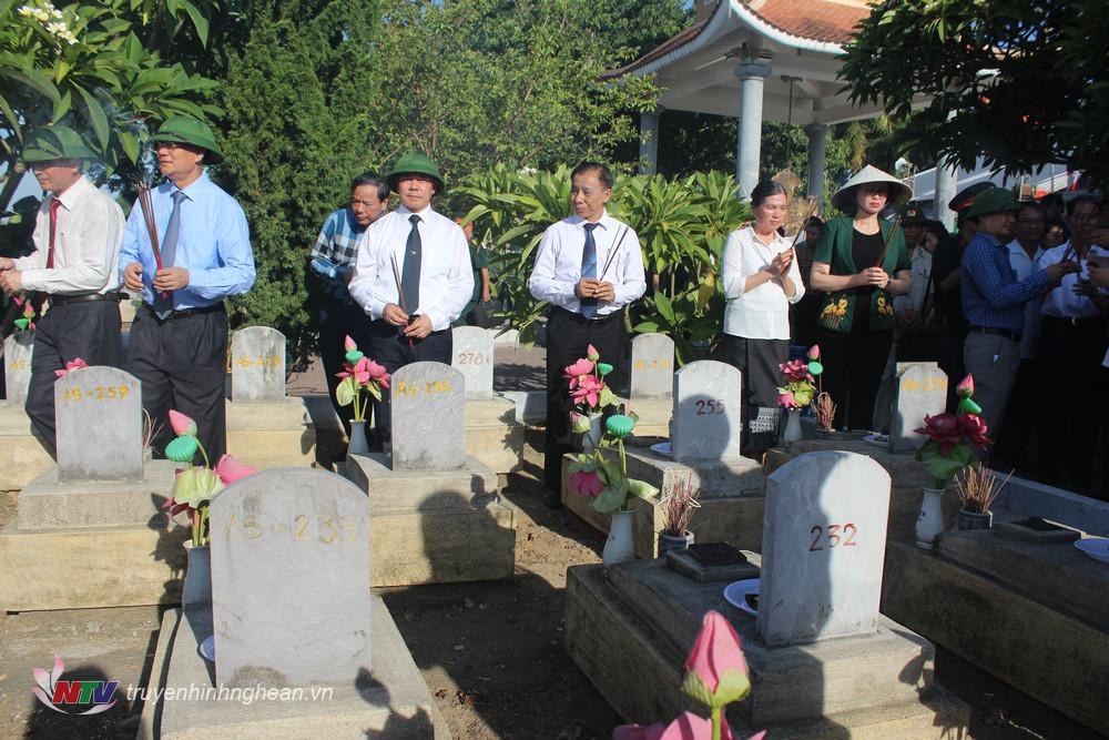 Đại sứ Sengphet cùng đoàn công tác viếng các liệt sĩ tại nghĩa trang Liệt sĩ Việt Lào, huyện Anh Sơn.