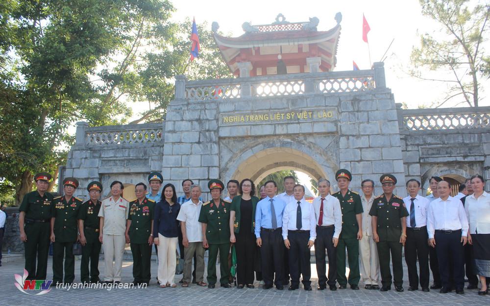 Đoàn công tác Đại sứ quán Lào cùng các cựu quân tình nguyện.