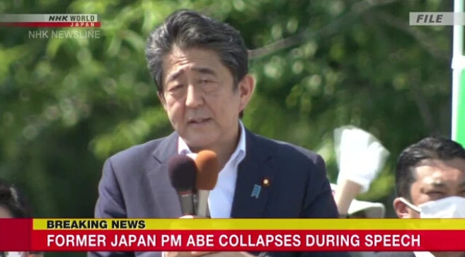 NHK đưa tin cựu Thủ tướng Shinzo Abe ngã gục khi bị bắn vào ngực vào khoảng 11h30 ngày 8/7. Ảnh: NHK.