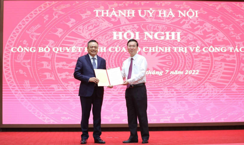 Thường trực Ban Bí thư Võ Văn Thưởng (phải) và ông Trần Sỹ Thanh tại hội nghị công bố quyết định ở Thành ủy Hà Nội chiều 15/7.  