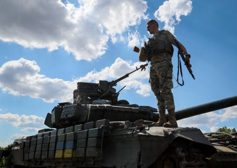 Quân nhân Ukraine đứng trên xe tăng ở vùng Donbas, Ukraine hôm 12/7. Ảnh: Reuters.