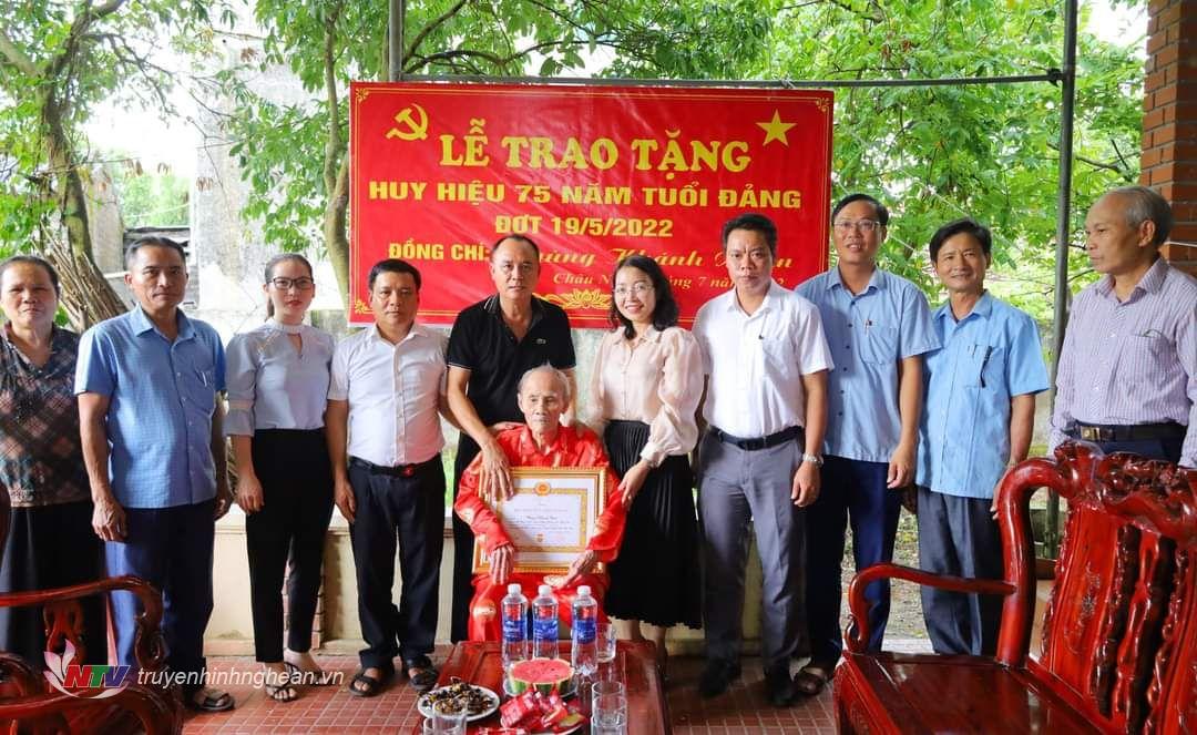  Hưng Nguyên trao Huy hiệu 75 tuổi Đảng cho 3  đảng viên