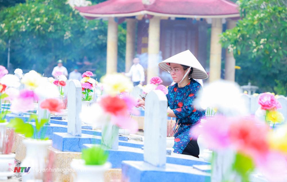 Đồng chí Hoàng Nghĩa Hiếu - Ủy viên Ban Thường vụ Tỉnh ủy, Phó Chủ tịch UBND tỉnh thắp hương tại phần mộ các liệt sĩ quê Nghệ An tại Nghĩa trang liệt sĩ quốc gia Trường Sơn. 