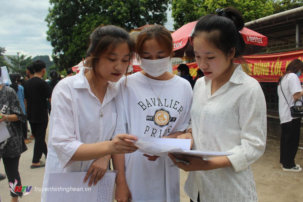 các thí sinh tại điểm thi Trường THPT Con Cuông kiểm tra lại đề thi.