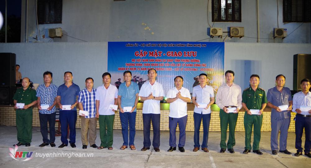  Đại tá Nguyễn Công Lực và Đại tá Lê Như Cương tặng quà cho các thương binh đang công tác