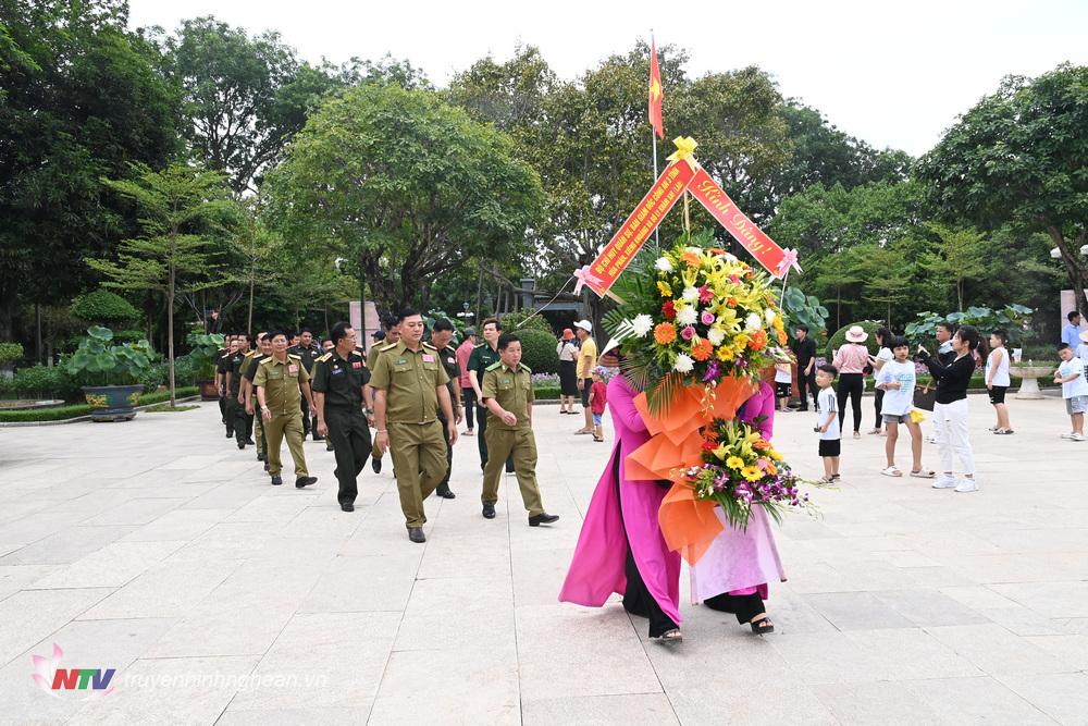 Đoàn đại biểu Bộ Chỉ huy Quân sự, Công an tỉnh Hủa Phăn, Xiêng Khoảng (Lào) dâng hương tại Khu di tích Kim Liên