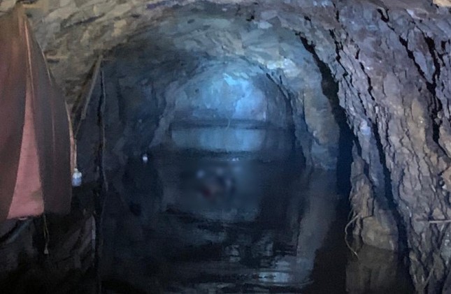 Thi thể người công nhân bị lũ cuốn được tìm thấy ở cuối hầm thủy điện. 