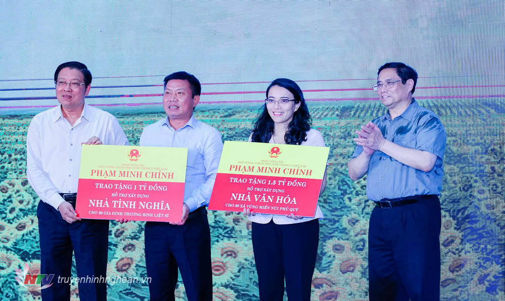 Thủ tướng Phạm Minh Chính và Trưởng ban Nội chính Trung ương Phan Đình Trạc trao hỗ trợ xây dựng nhà tình nghĩa và nhà văn hóa. 