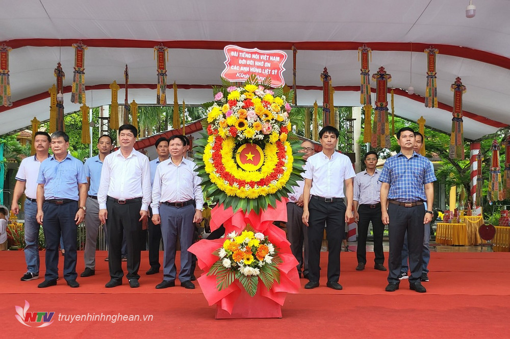 VOV và NTV dâng hương tưởng niệm các Anh hùng liệt sĩ tại Nghĩa trang liệt sĩ Quốc tế Việt – Lào