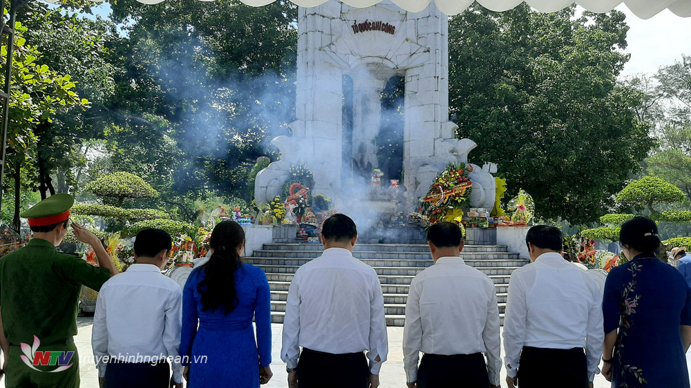 Đoàn công tác TP Vinh dâng hương tại Nghĩa trang liệt sỹ Quốc gia Trường Sơn và Đường 9