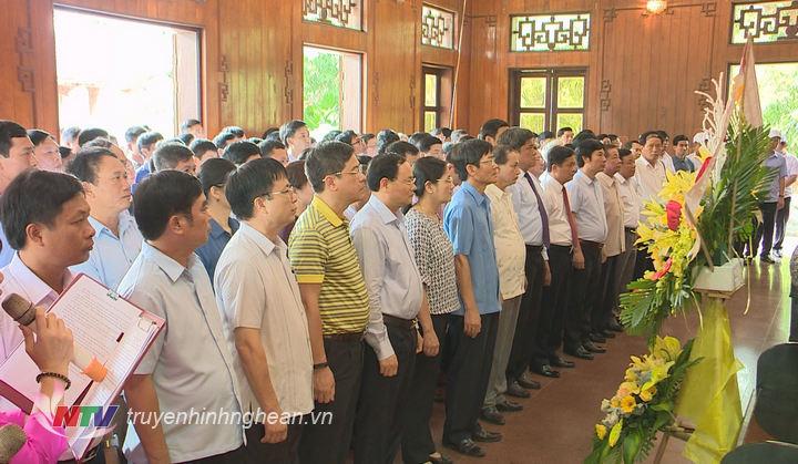 Các đại biểu kính cẩn dâng nén hương thơm lên anh linh Chủ tịch Hồ Chí Minh.