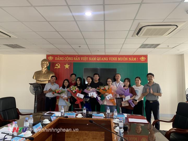 Đài PT-TH Nghệ An trao thưởng cho học sinh đậu đại học điểm cao