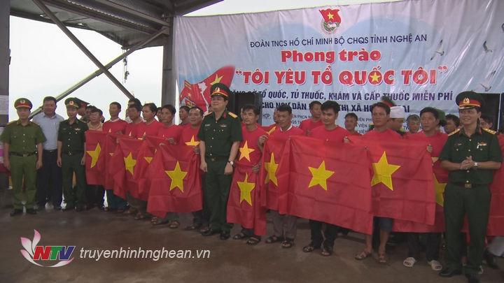 Bộ CHQS tỉnh tặng cờ tổ quốc cho ngư dân TX Hoàng Mai