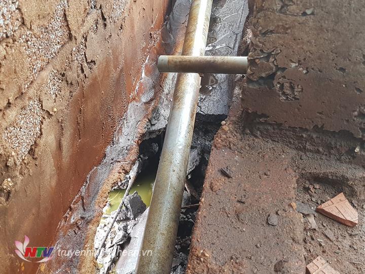  Những đường ống nhỏ nối với hệ thống mương chứa nước thải rò rỉ ra môi trường.