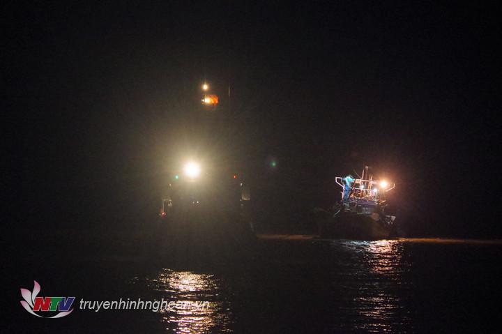 Hai tàu cá Nghệ An bị hỏng máy trên biển, được cứu hộ vào bờ an toàn