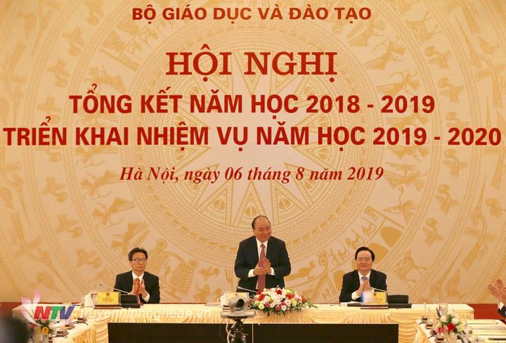 Thủ tướng Nguyễn Xuân Phúc dự và chỉ đạo hội nghị. Ảnh Hà Cường