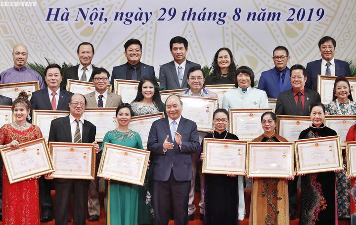 Thủ tướng Nguyễn Xuân Phúc trao danh hiệu NSND cho các nghệ sĩ.