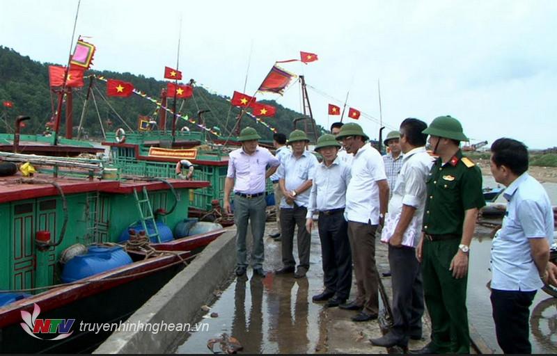 Phó Chủ tịch UBND tỉnh Đinh Viết Hồng kiểm tra thực tế công tác công tác neo đậu tàu thuyền tránh trú bão tại cảng Cửa Hội.
