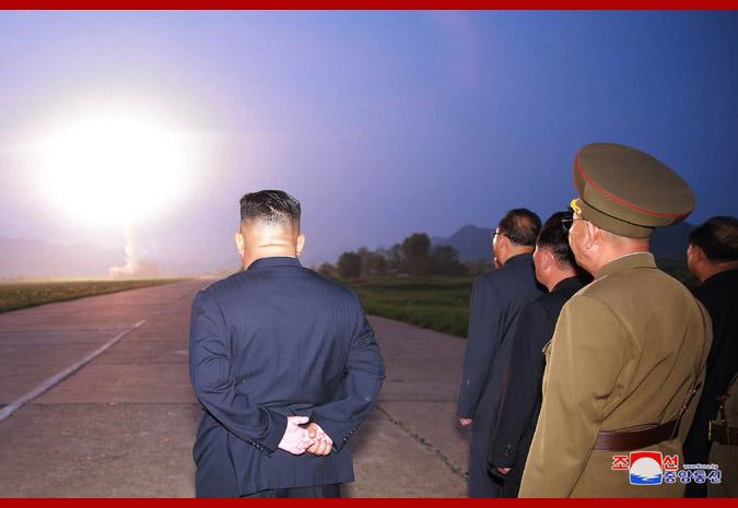 Chủ tịch Kim Jong Un chứng kiến vụ phóng tên lửa ngày 6/8. Ảnh: KCNA.