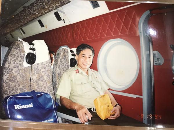 Đại tá Nguyễn Quý trong chuyến công tác tại nhà giàn trên bãi Tư Chính vào năm 1994. Ảnh: NVCC