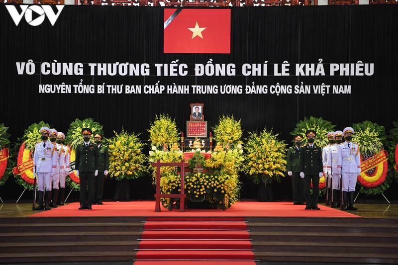 Vào lúc 12h30 trưa 15/8, lễ truy điệu nguyên Tổng Bí thư Lê Khả Phiêu được tổ chức tại Nhà tang lễ Quốc gia, số 5 Trần Thánh Tông, Hà Nội.
