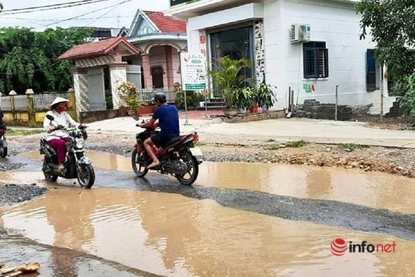 Các phương tiện đi lấn làn đối diện để né tránh các vũng nước 