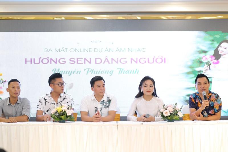 Nguyễn Phương Thanh và ê kíp chia sẻ tại họp báo.