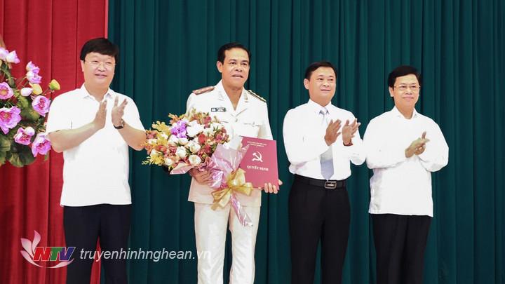 Các đồng chí Thường trực Tỉnh ủy tặng hoa chúc mừng Đại tá Võ Trọng Hải.