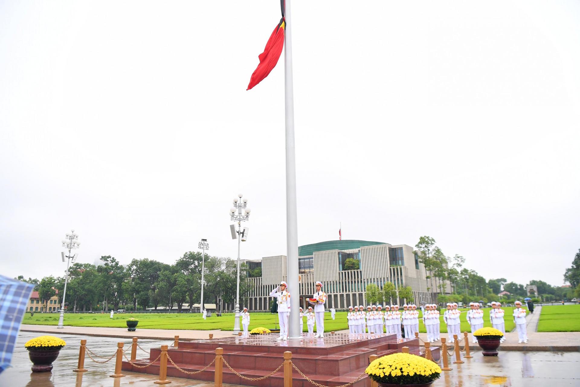 Nghi lễ treo cờ rủ Quốc tang nguyên Tổng Bí thư Lê Khả Phiêu được tiến hành tại Quảng trường Ba Đình (Hà Nội) vào lúc 6h sáng 14/8. Ảnh: Đoàn Bắc