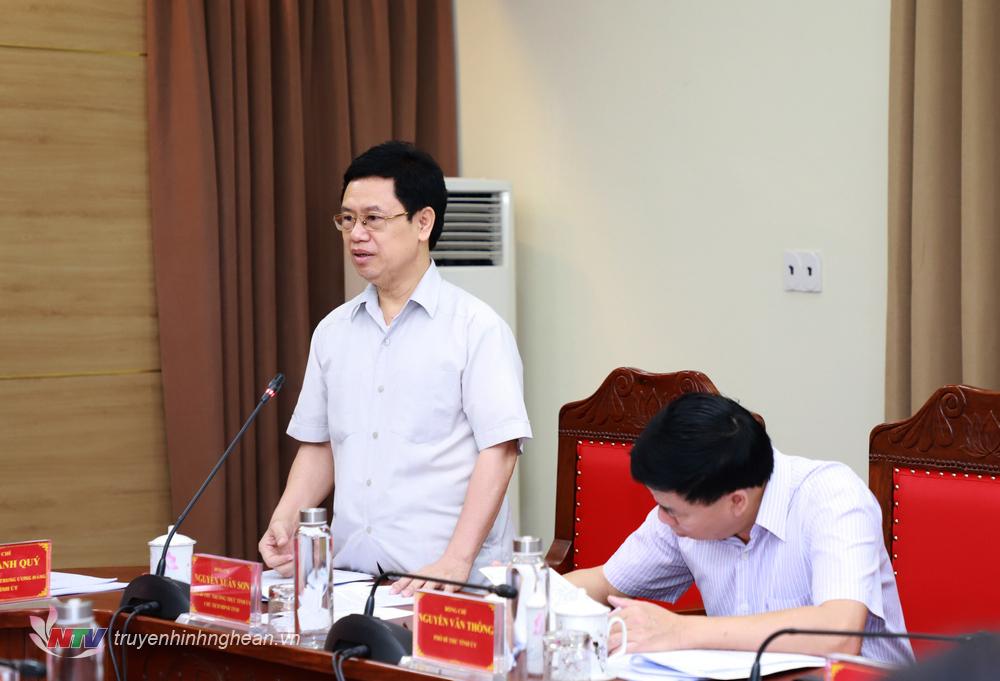 Phó Bí thư Thường trực Tỉnh ủy Nguyễn Xuân Sơn phát biểu tại cuộc họp.
