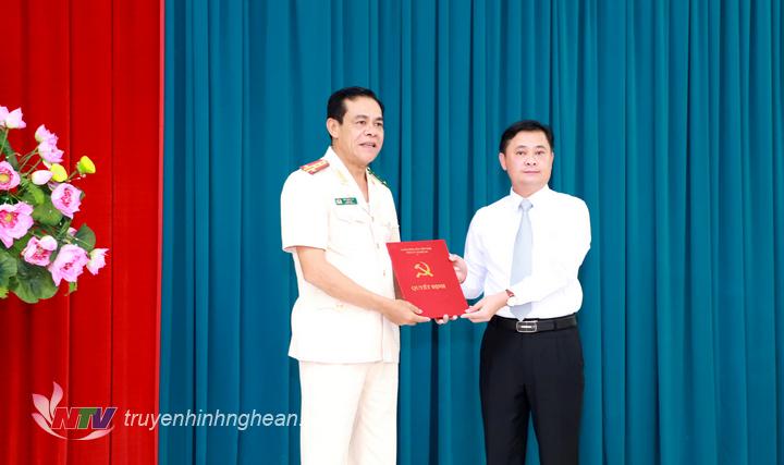 Bí thư Tỉnh ủy Thái Thanh Quý trao quyết định cho đại tá Võ Trọng Hải - Giám đốc Công an tỉnh.