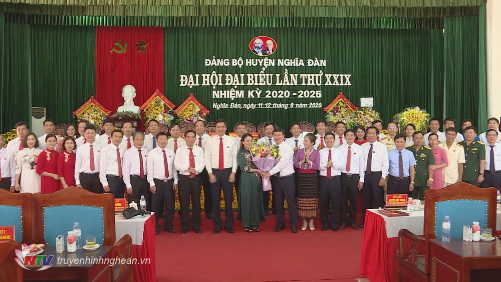Chủ tịch UBND tỉnh Nguyễn Đức Trung tặng hoa chúc mừng Ban Chấp hành Đảng bộ huyện Nghĩa Đàn nhiệm kỳ 2020-2025.