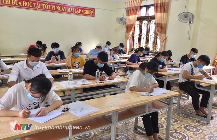 Thí sinh tại điểm thi Thái Hòa làm bài thi môn Ngoại ngữ.