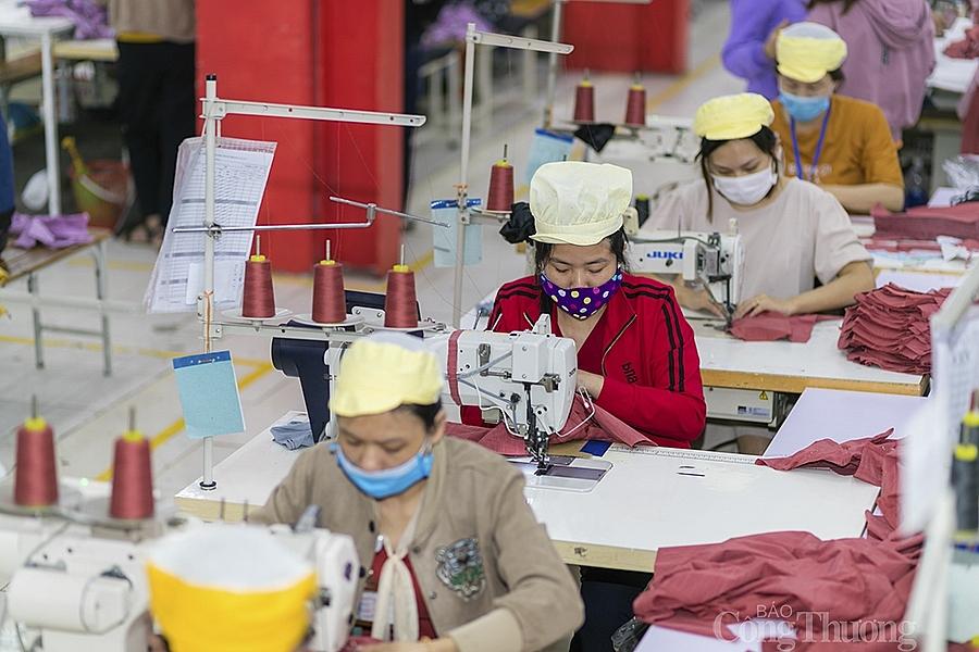 Các DN, nhà máy, KCN, KKT... tại Nghệ An đang “căng mình” ngăn chặn dịch bệnh xâm nhập.