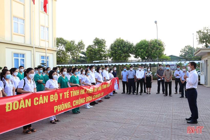 Phó Chủ tịch UBND tỉnh giao nhiệm vụ cho đoàn trước khi lên đường.