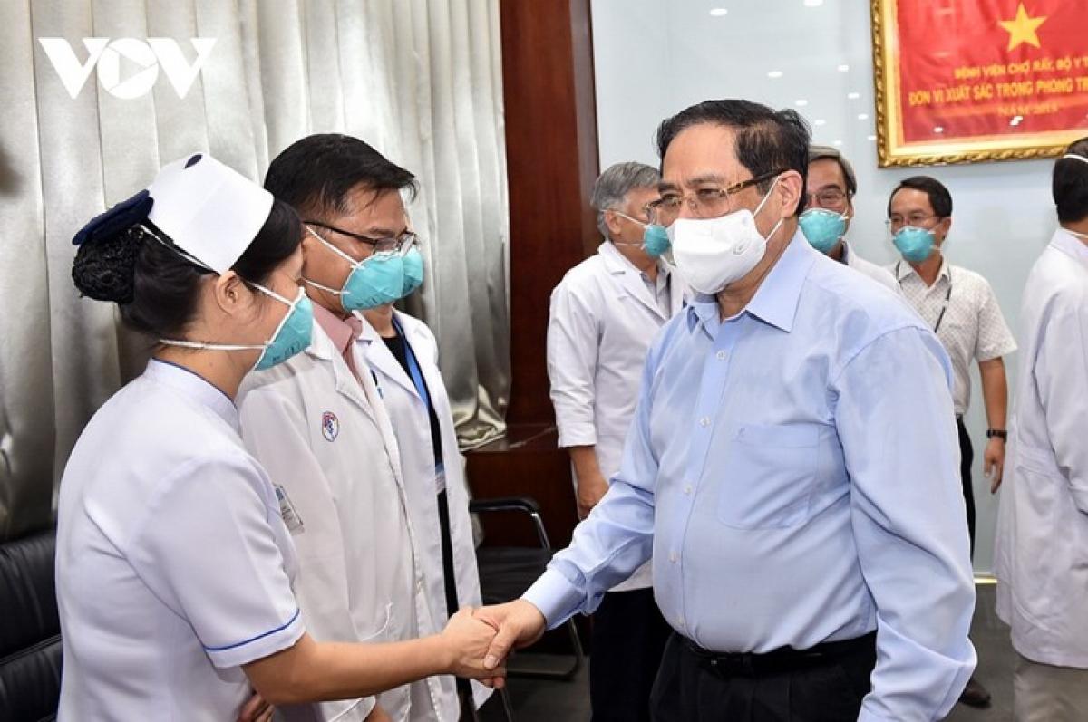 Thủ tướng Phạm Minh Chính đã tới thăm, động viên các lực lượng phòng chống dịch, đội ngũ cán bộ, y tá, bác sĩ tại Bệnh viện Đại học Y Dược TP. Hồ Chí Minh.