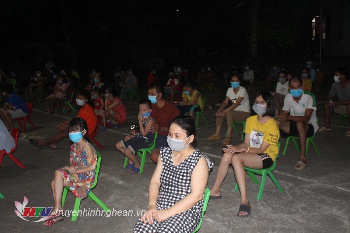 Người dân Quỳnh Lưu chờ lấy mẫu xét nghiệm trong đêm.