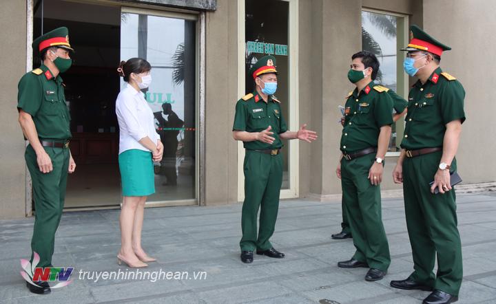 Kiểm tra công tác chuẩn bị tiếp nhận công dân từ Thành phố Hồ Chí Minh và các tỉnh phía Nam trở về tại điểm cách ly tập trung Ban CHQS thị xã Cửa Lò.