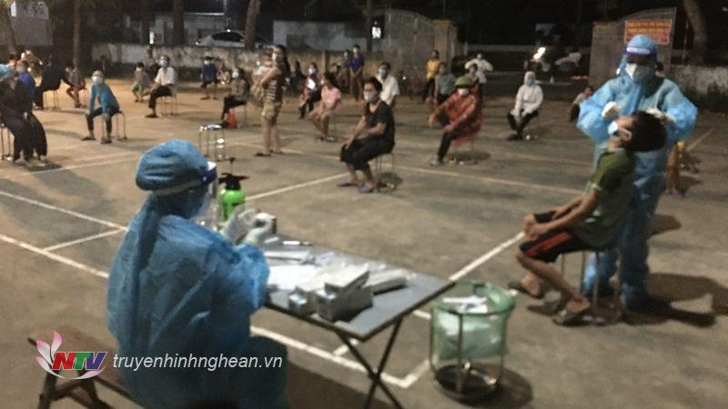 Hơn 700 người dân xóm Đông Yên, xã Nhân Thành được lấy mẫu xét nghiệm vào tối ngày 24/8
