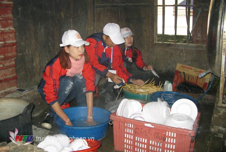Các tình nguyện viên tham gia nấu ăn dọn dẹp trong chuyến Tết ấm Biên cương.